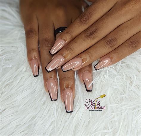 nude and black nail
